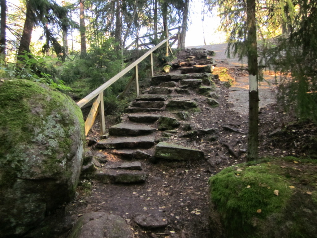 Kuvassa on Santalahden luontopolun kiviportaat