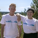 Kuvassa on nuori nainen ja mies. Molemmilla on yllään valkoinen Kotka-paita.