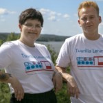 Kuvassa on nuori nainen ja mies. Molemmilla on yllään valkoinen Kotka-paita.