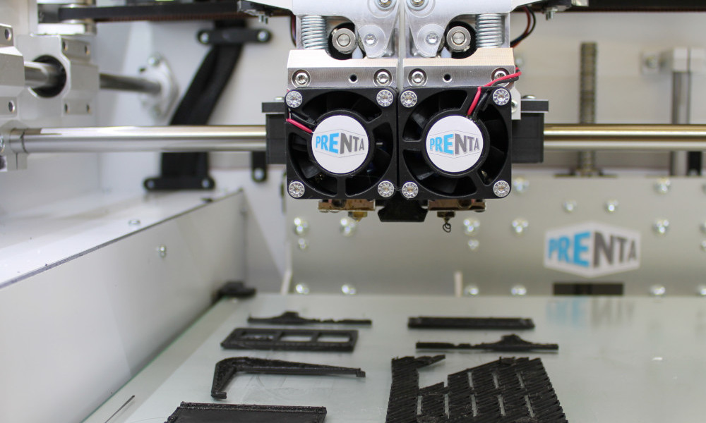 3D-tulostin tulostamassa 3D-malleja