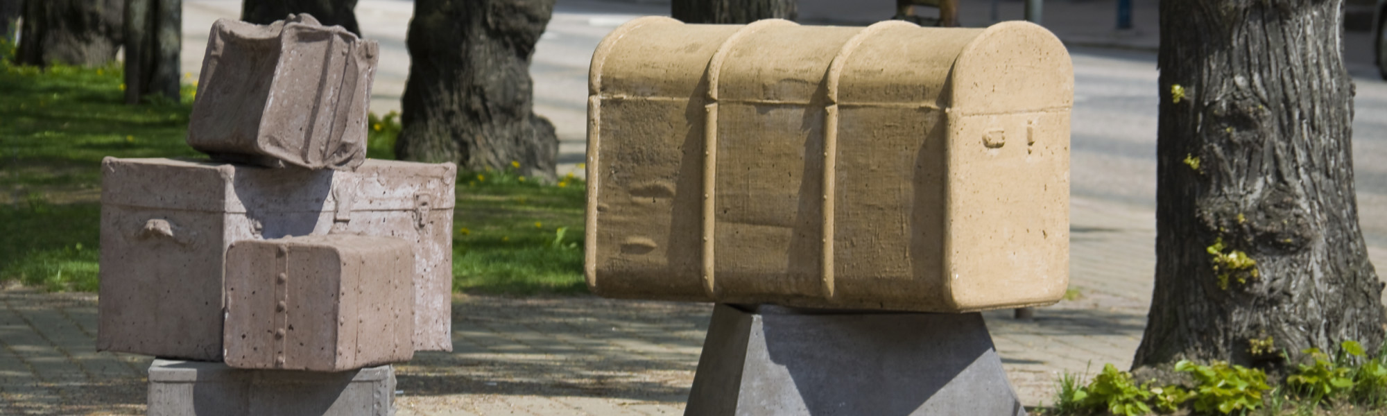 Kuvassa on Kimmo Pyykön Matkalla-veistos