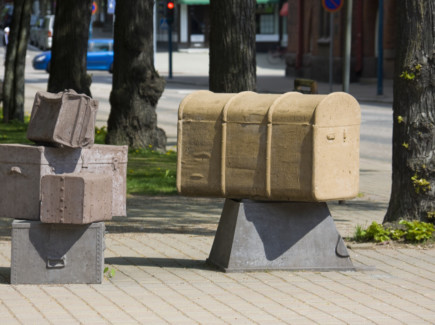 Kuvassa on Kimmo Pyykön Matkalla-veistos