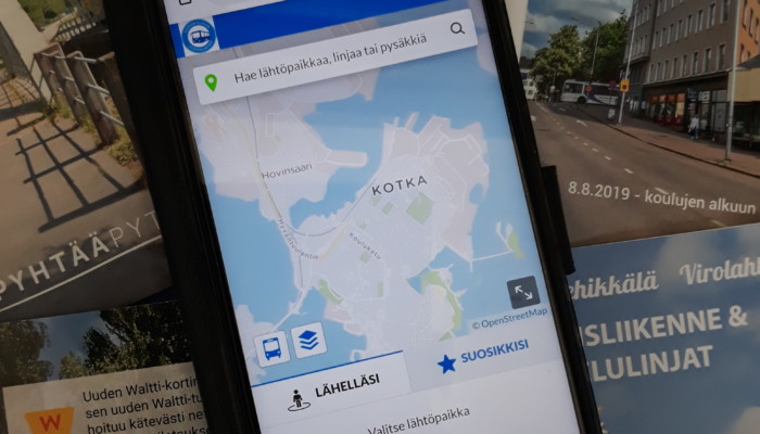 Kännykkä jossa auki Kotkan alueen reittiopas