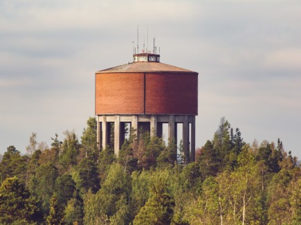 Kuvassa on Kotkan vesitorni.