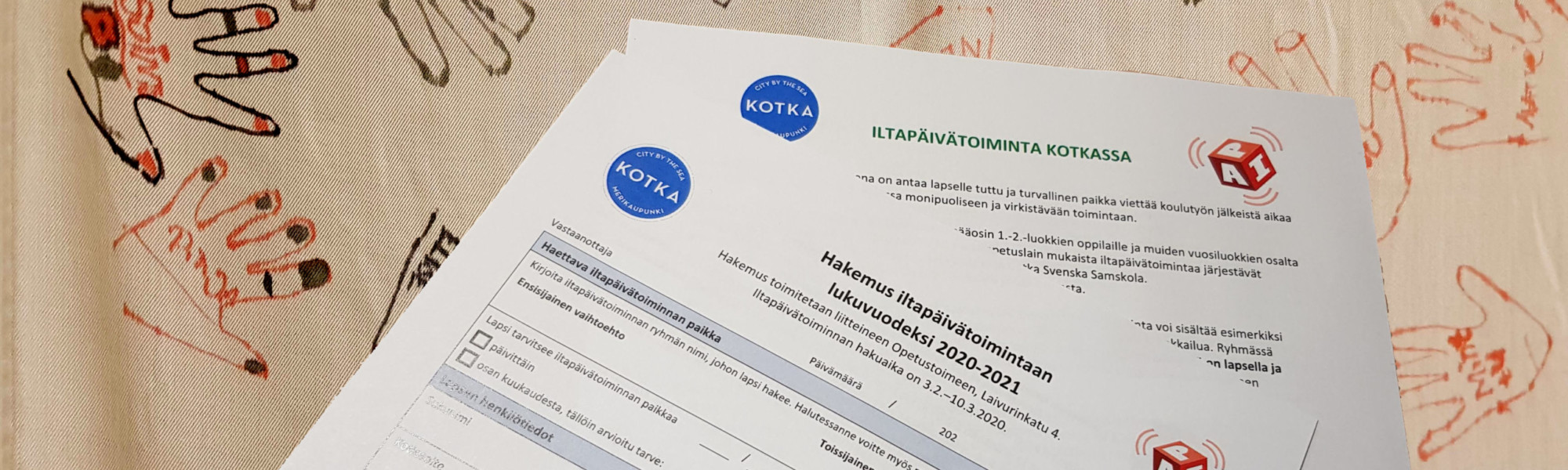 Käsiä kankaalla ja lomake