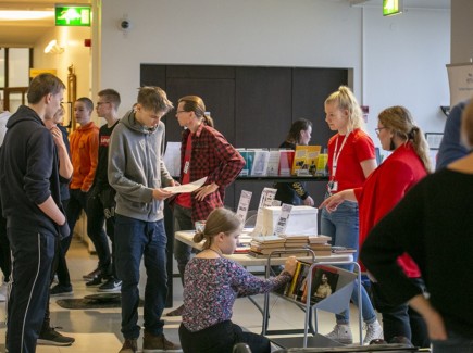 Nuoria kaupungintalon aulassa