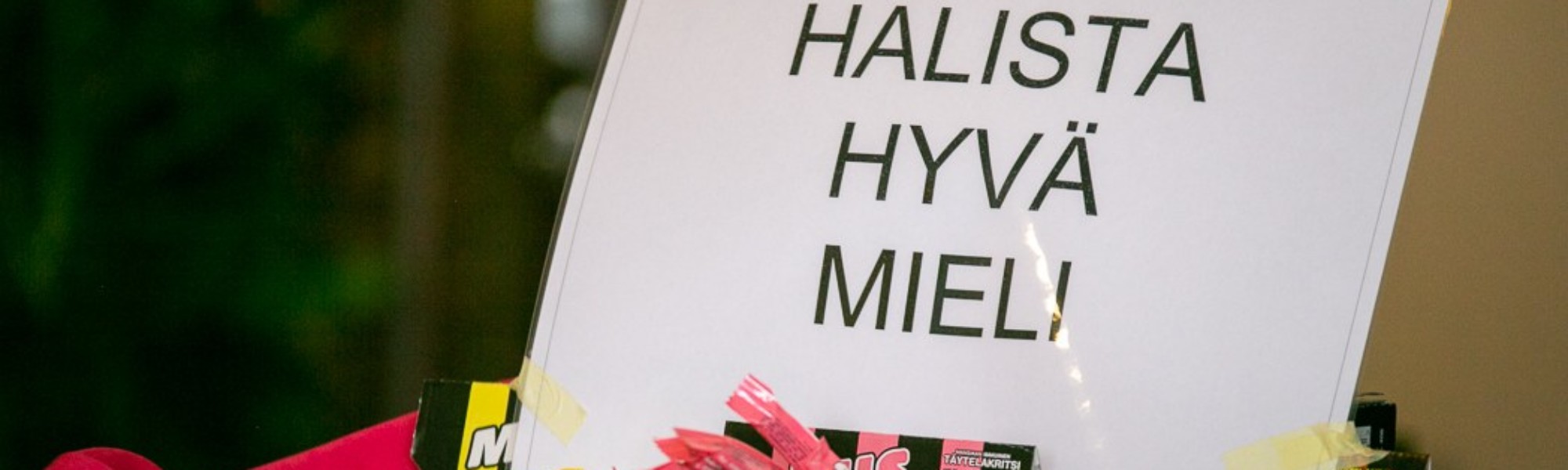 Kuvassa kyltti, jossa lukee "Halista hyvä mieli"