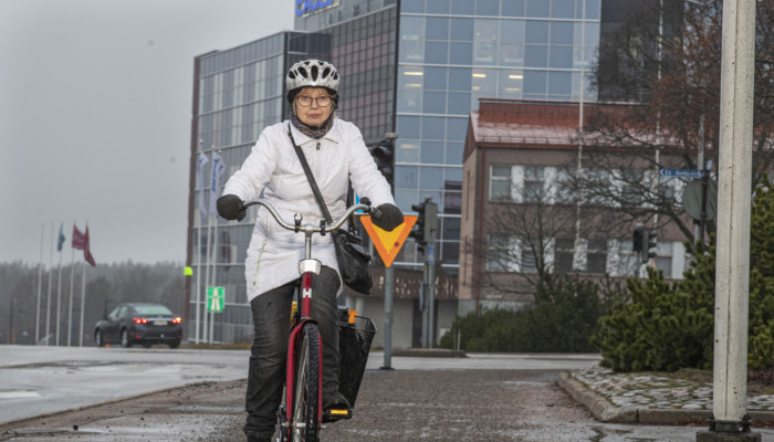 Pyöräilevä nainen