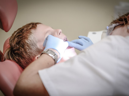 Lapsi hammaslääkärin hoidettavana