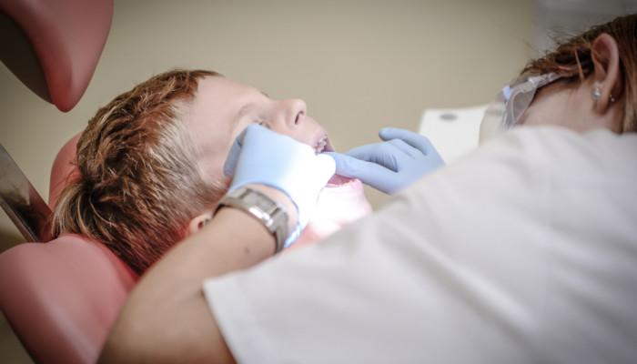 Lapsi hammaslääkärin hoidettavana