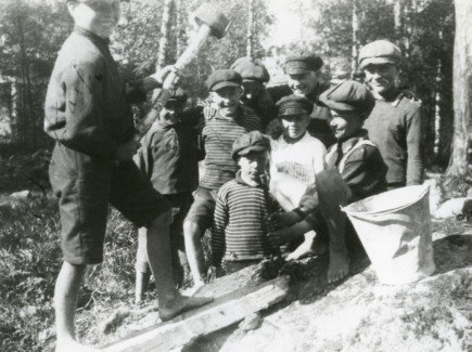 Merenpuolen poikia leikeissään vuonna 1925. Kuva Kymenlaakson museo. Kuvassa vasemmalta: Valio Koski, Pentti Kärkkäinen, Arvo Posti, Eero Salo, Aarne Silvo, Taisto Inkeroinen, Tauno Kilpeläinen, Viljo Hänninen ja Bore Hänninen.