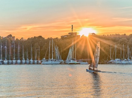 Kuvassa purjevene saapuu Sapokan pienvenesatamaan