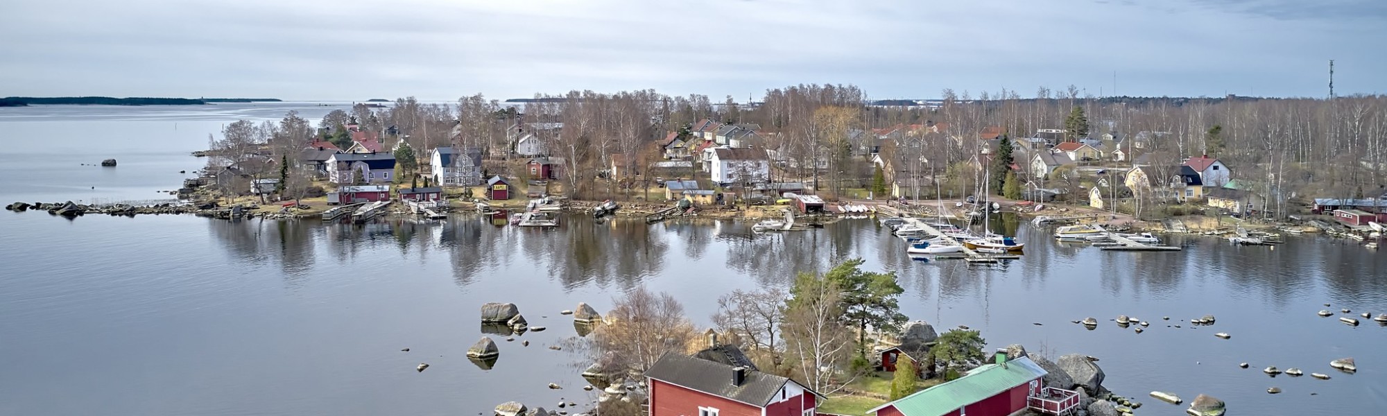 Kuvassa Tiutisen saari ilmasta, mereltä käsin kuvattuna