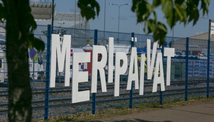 Aitaan kiinnitetty Meripäivät-kirjaimet, taustalla Kantasatama