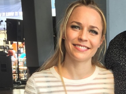 Paula Vesala sai Juha Vainio -sanoittajapalkinnon vuonna 2016 ja pääsee nyt itse valitsemaan tulevia palkinnonsaajia.