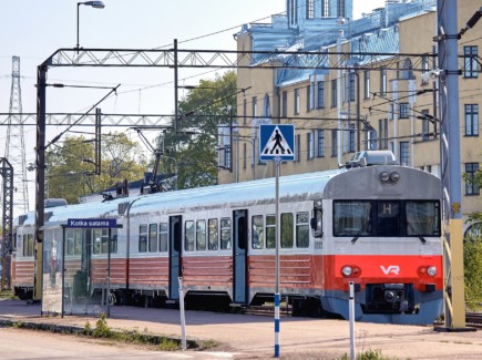 Henkilöjuna Kotkan sataman pysäkillä, Kotkansaarella