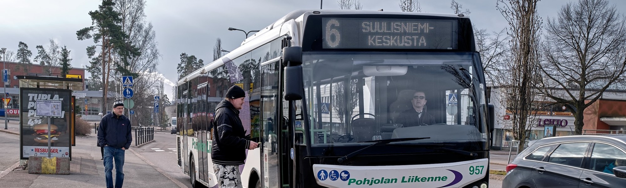 Linja-auto Karhulassa, kuvassa linjan 6 auto