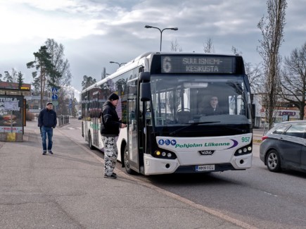 Linja-auto Karhulassa, kuvassa linjan 6 auto