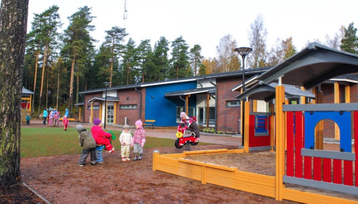 Utumetsän päiväkodin pihalla leikkiviä lapsia