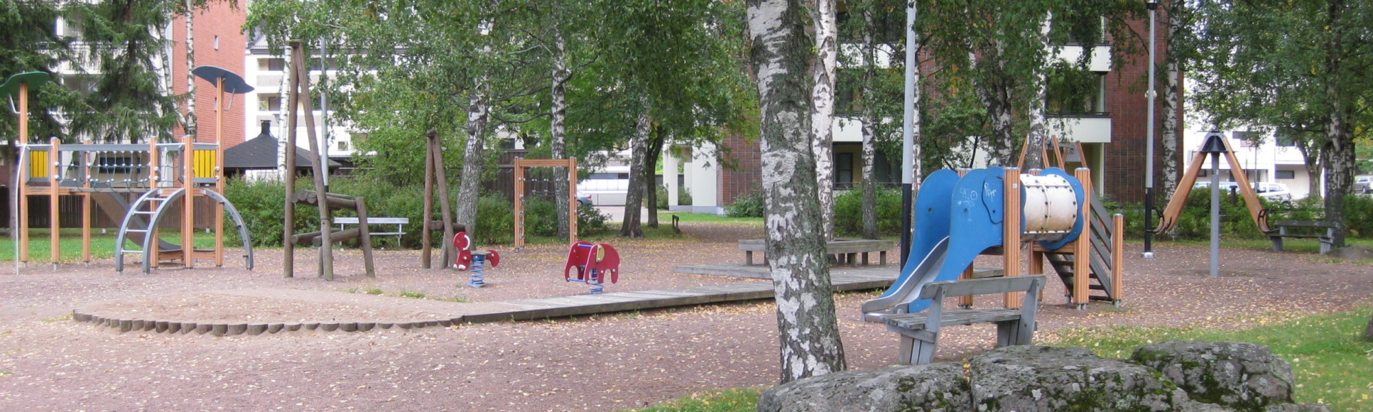 Kuvassa on Veikonpuiston leikkipaikka