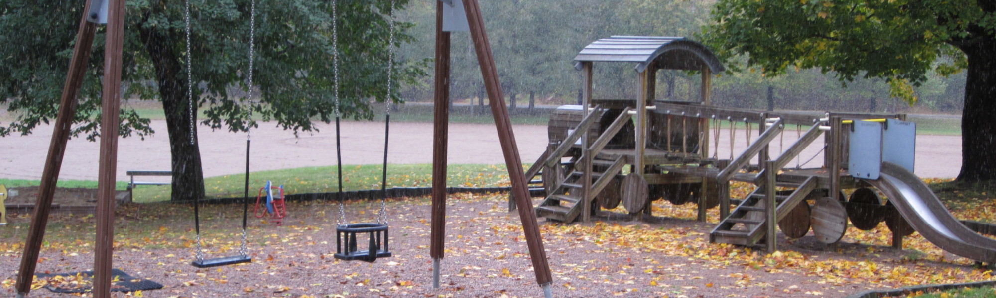 Kuvassa on Alvarinpuiston leikkipaikka