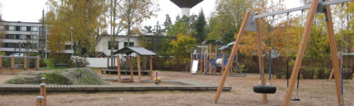 Kuvassa on Helilänpuiston leikkipaikka