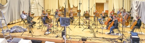 Kuvassa nauhoitetaan konserttitalolla elokuvamusiikkia