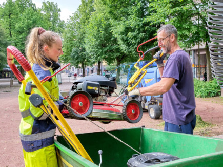 Kuvassa on kesätyöntekijät puistossa