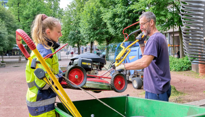 Kuvassa on kesätyöntekijät puistossa