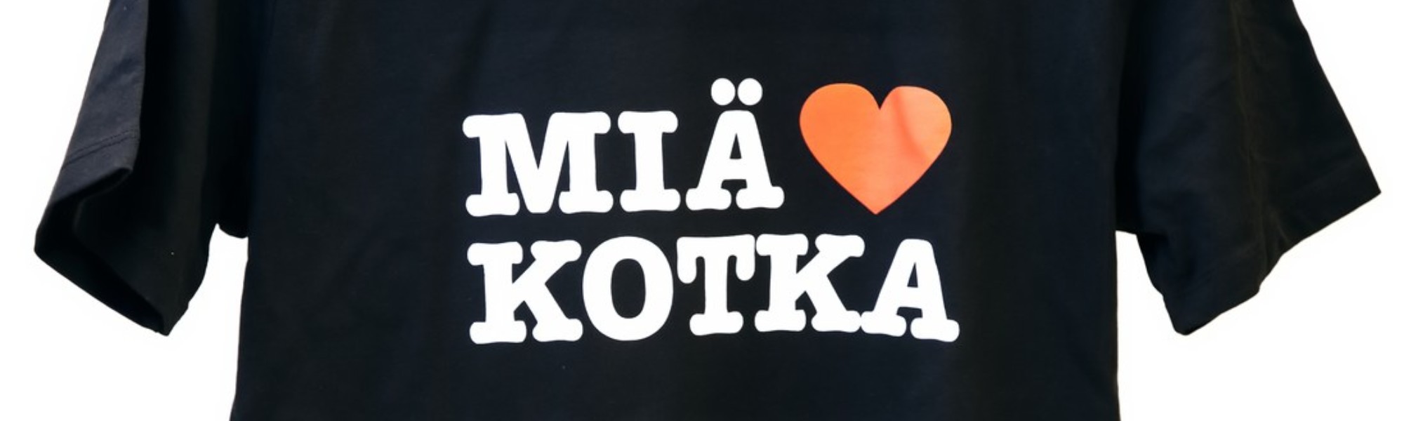 Kuvassa on musta t-paita, jossa on Miä Sydän Kotka painatus rinnassa