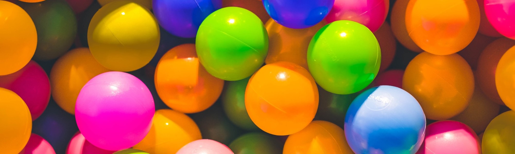 Kuvassa näkyy värikkäistä pallomeren palloja.