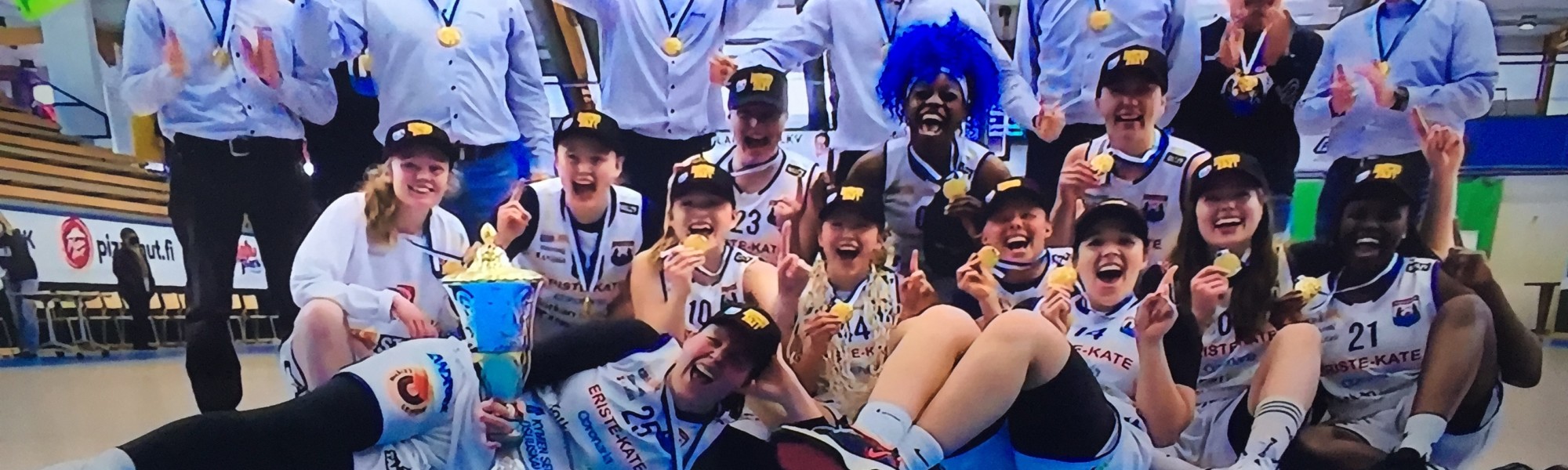 Kuvassa Peli-Karhujen kultajoukkue