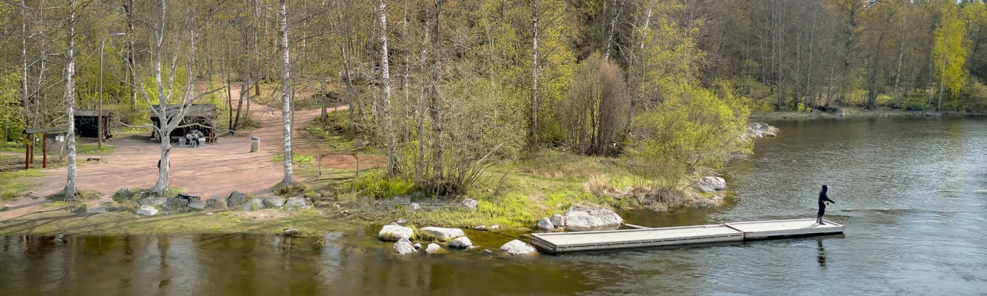 Kuvassa on Kotkan koskipuistoa ja laituri