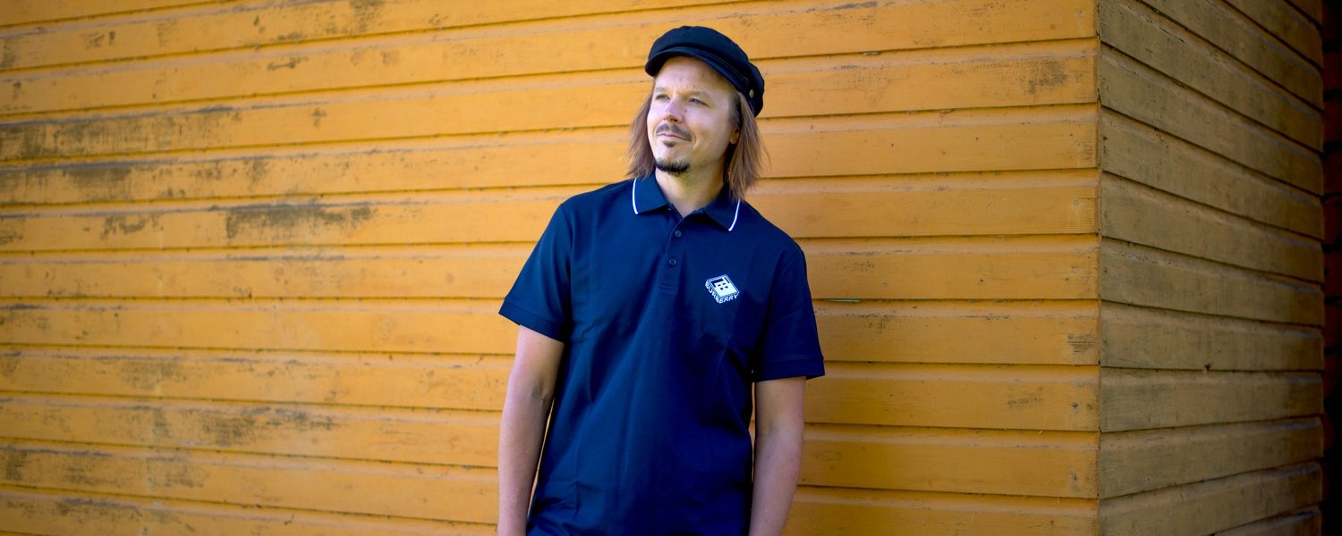 Kuvassa artisti Jukka Poika