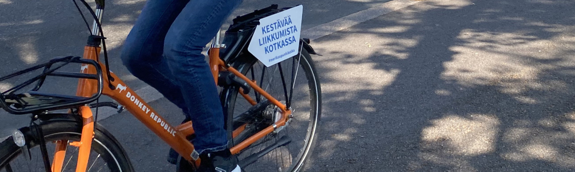 Kuvassa kaupunkipyörä ajossa, ihmisestä ei näy kasvoja