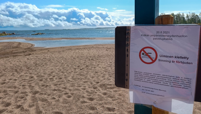 Uiminen kielletty lappu uimarannalla