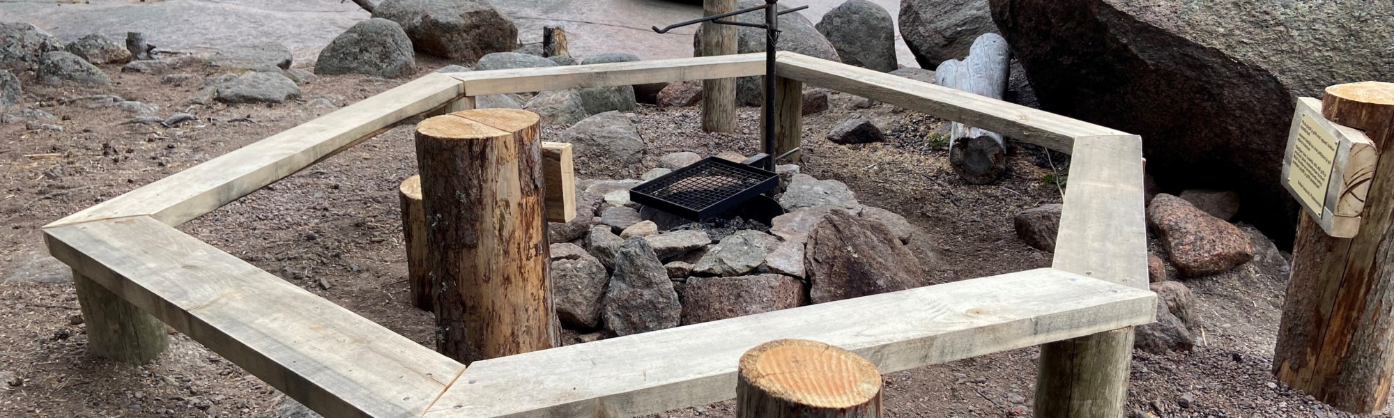 Kuvassa on Santalahden luontopolun grillipaikka