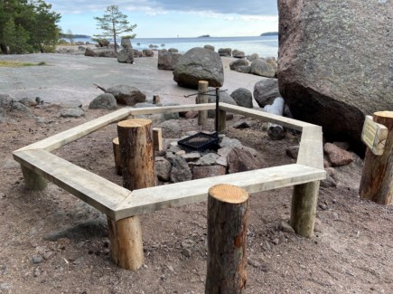 Kuvassa on Santalahden luontopolun grillipaikka