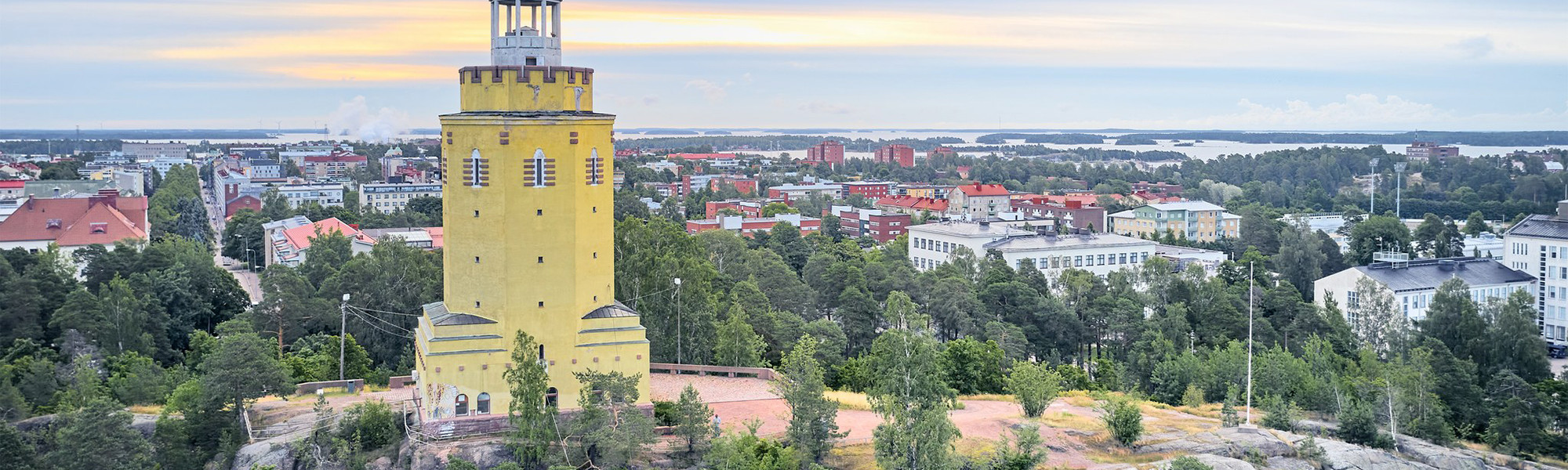 Kuvassa on Haukkavuoren torni