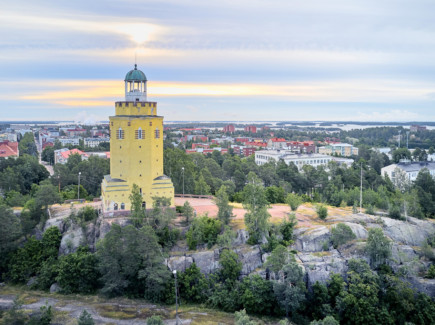 Kuvassa on Haukkavuoren torni