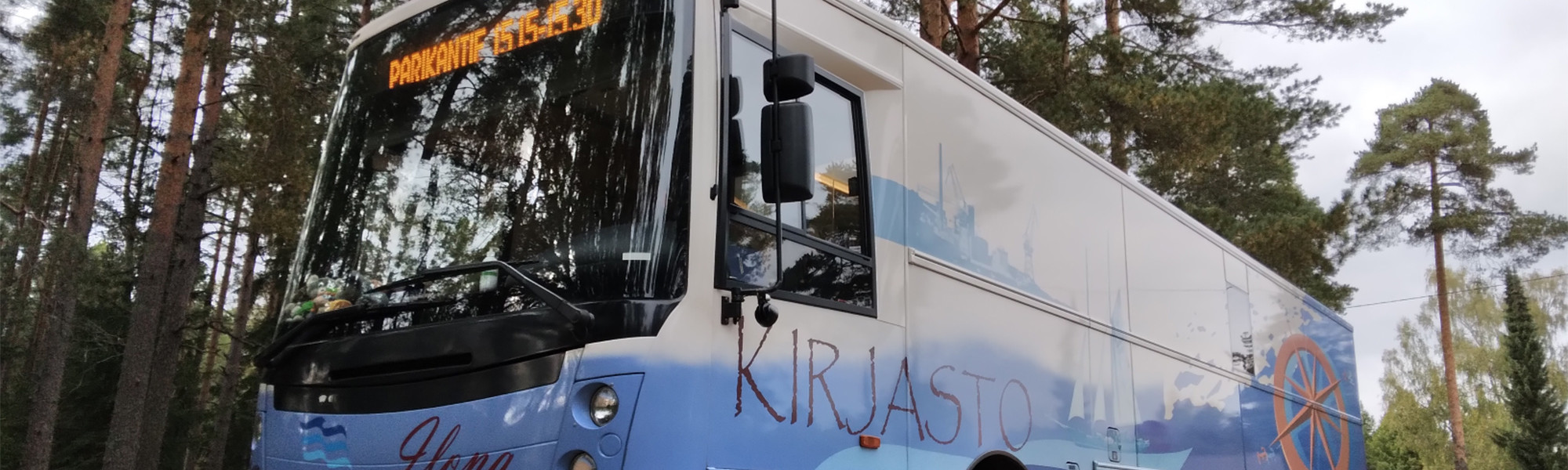 Kirjastoauto Parikantien pysäkillä