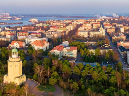 Ilmakuva Kotkansaaresta. Etualalla Haukkavuoren näkötorni.