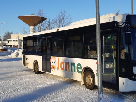 Jonne bussi Karhulan linja-autoasemalla