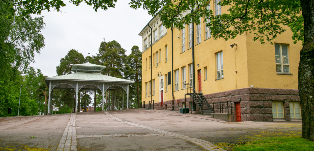 Hovinsaaren koulun piha-aluetta.