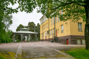 Hovinsaaren koulun piha-aluetta.