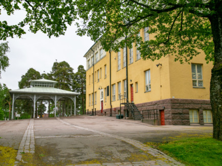 Hovinsaaren koulun piha-aluetta.