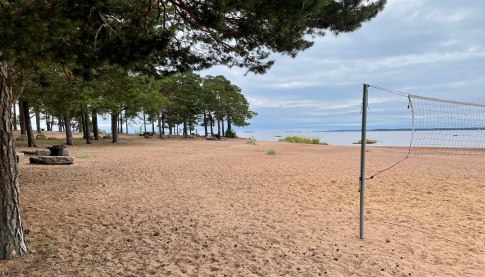 Äijänniemen hiekkarantaa ja osittain kuvassa näkyy lentopalloverkko.
