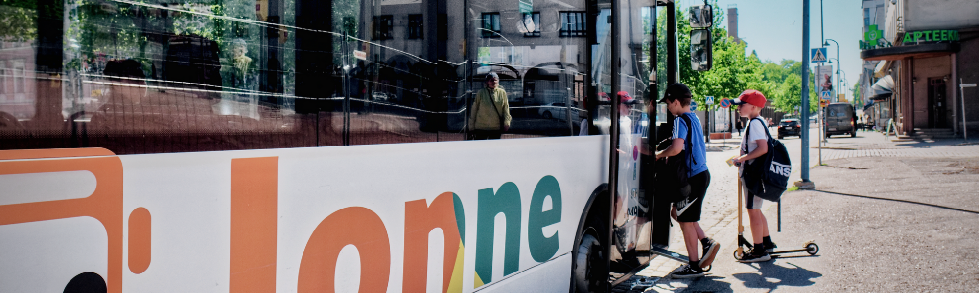 Lapset nousemassa Jonne-bussin kyytiin potkulautojen kanssa kesällä