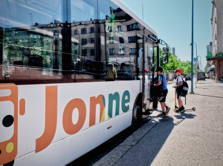 Lapset nousemassa Jonne-bussin kyytiin potkulautojen kanssa kesällä