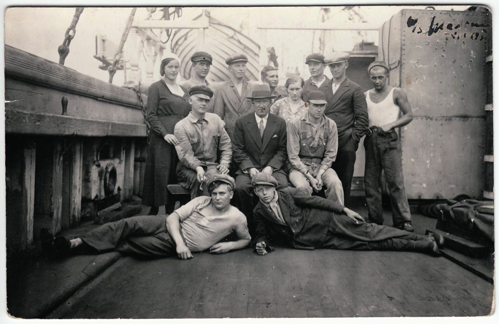 Kuvassa Pirtulaiva Madonian miehistöä ennen Pohjanlahdelle lähtöä. Kuva Elmar Anniko, Viron merenkulkumuseo.